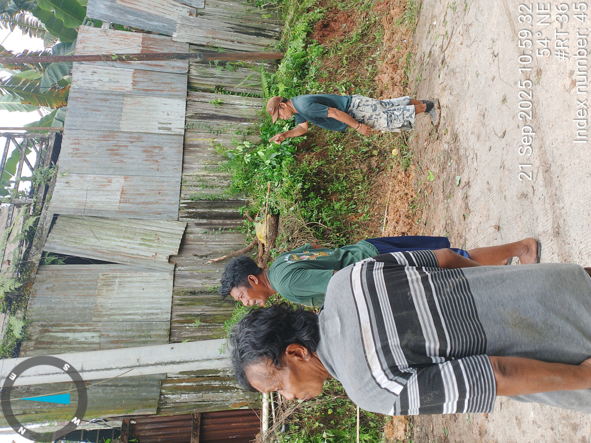Gotong royong lingkungan RT