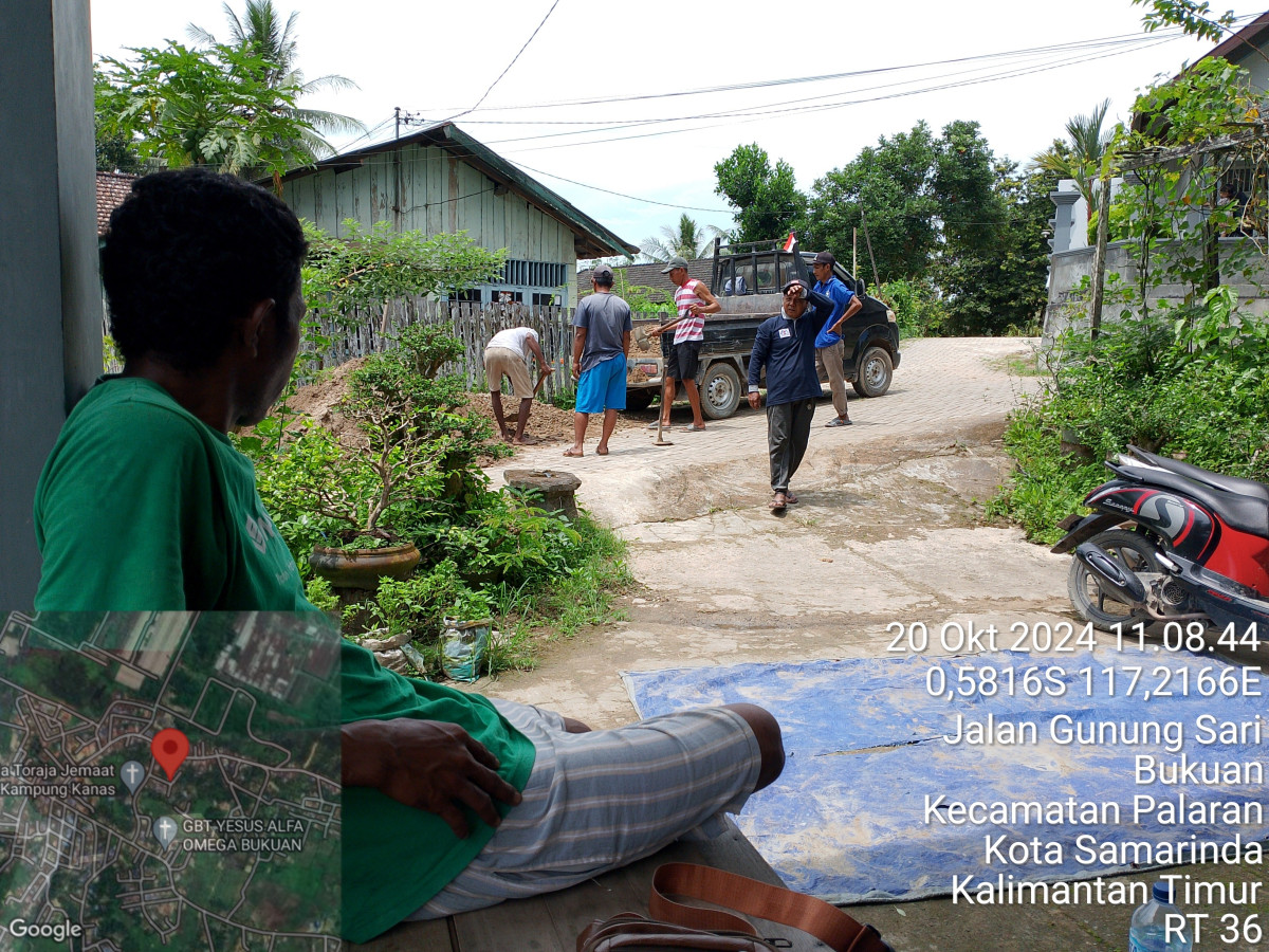 Menurunkan material untuk memperbaiki parit yang jebol