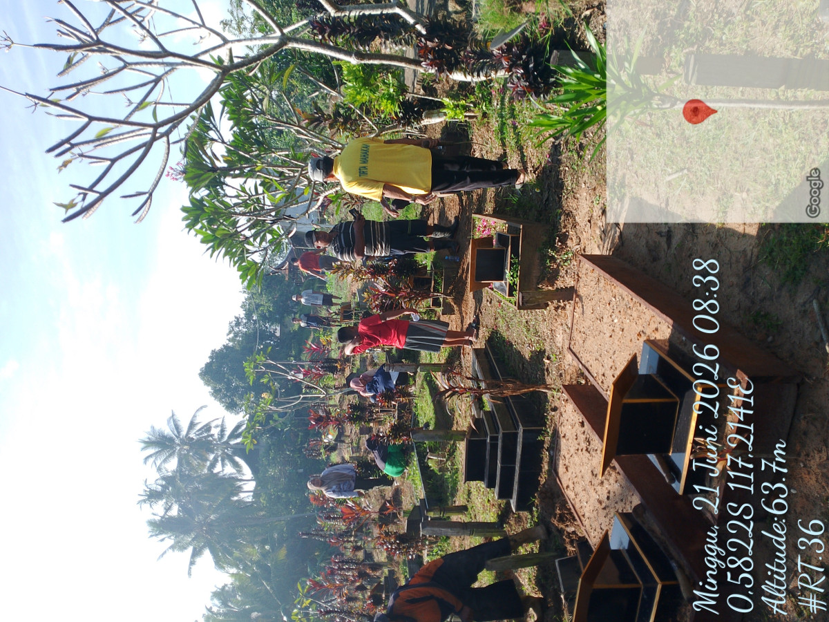 Gotong royong membersihkan makam