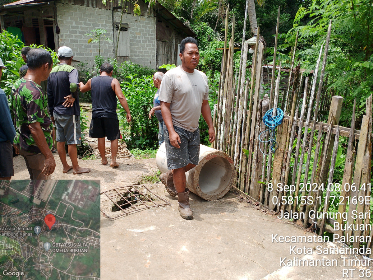 Gotong royong lingkungan RT 36