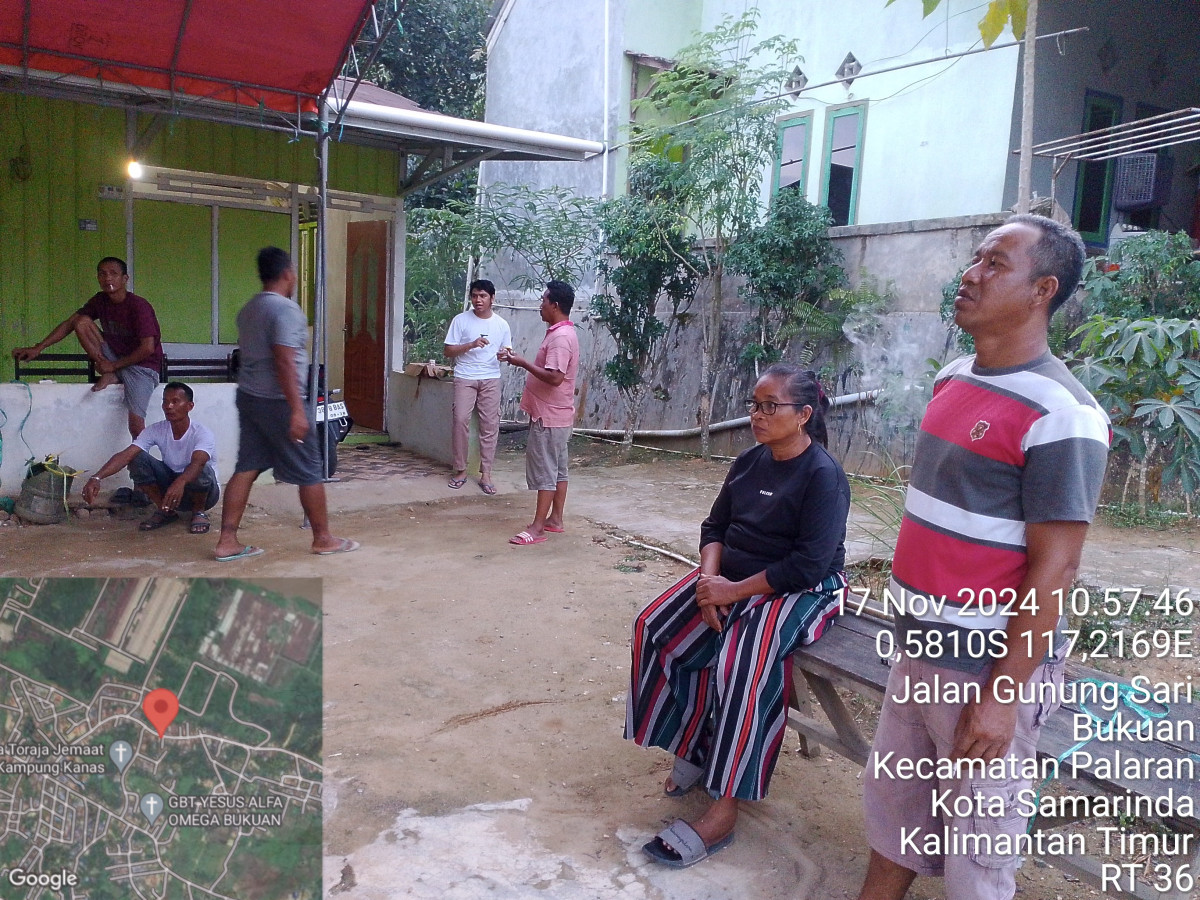 Mendirikan tenda dan membersihkan sampah