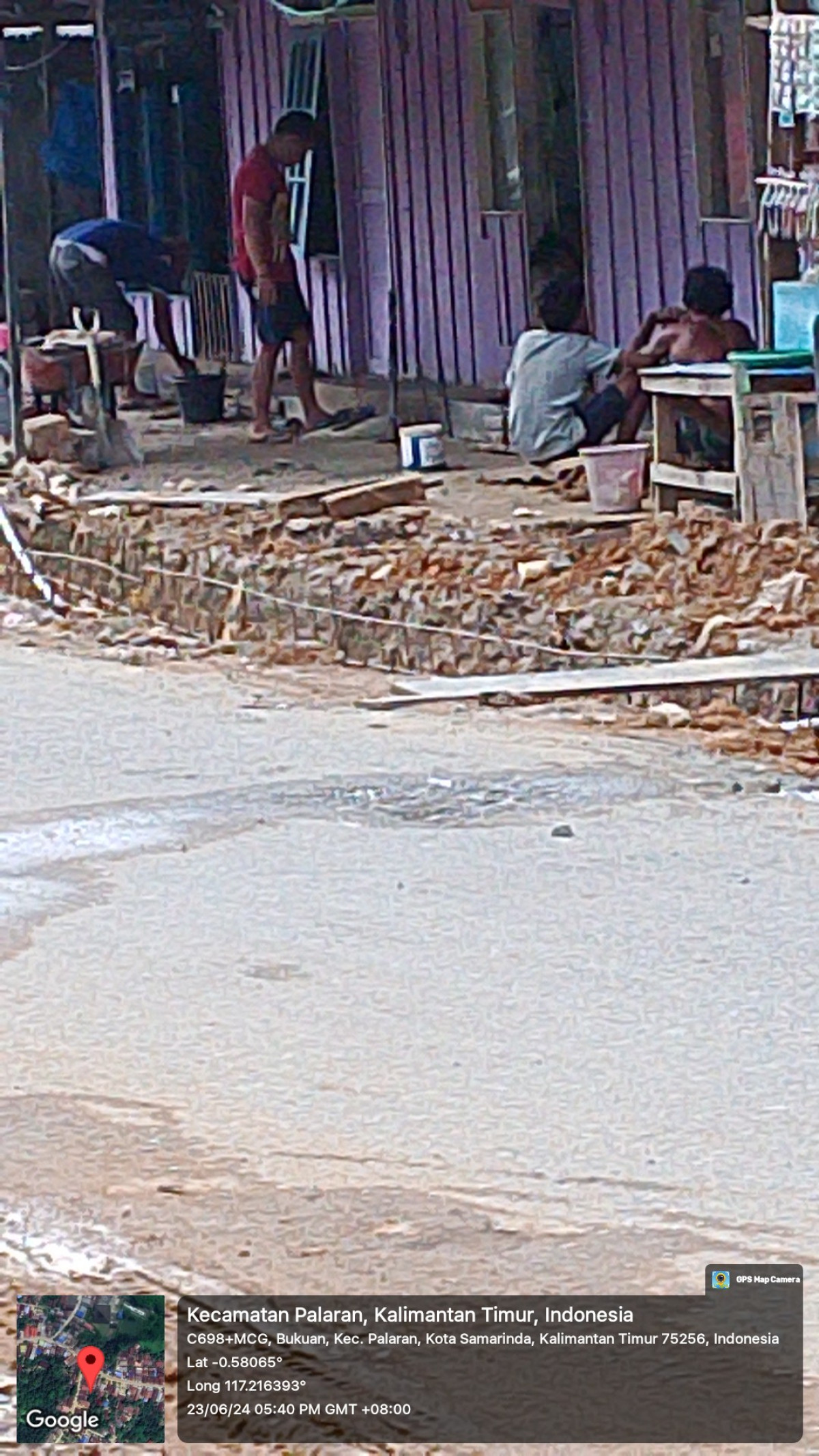 Kegiatan gotong royong d jalan gunung sari