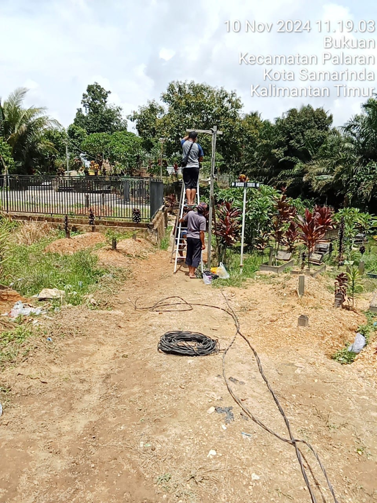 Gotong royong gabungan membuat tempat tandon air dan WC d TPU ARRAHMAN