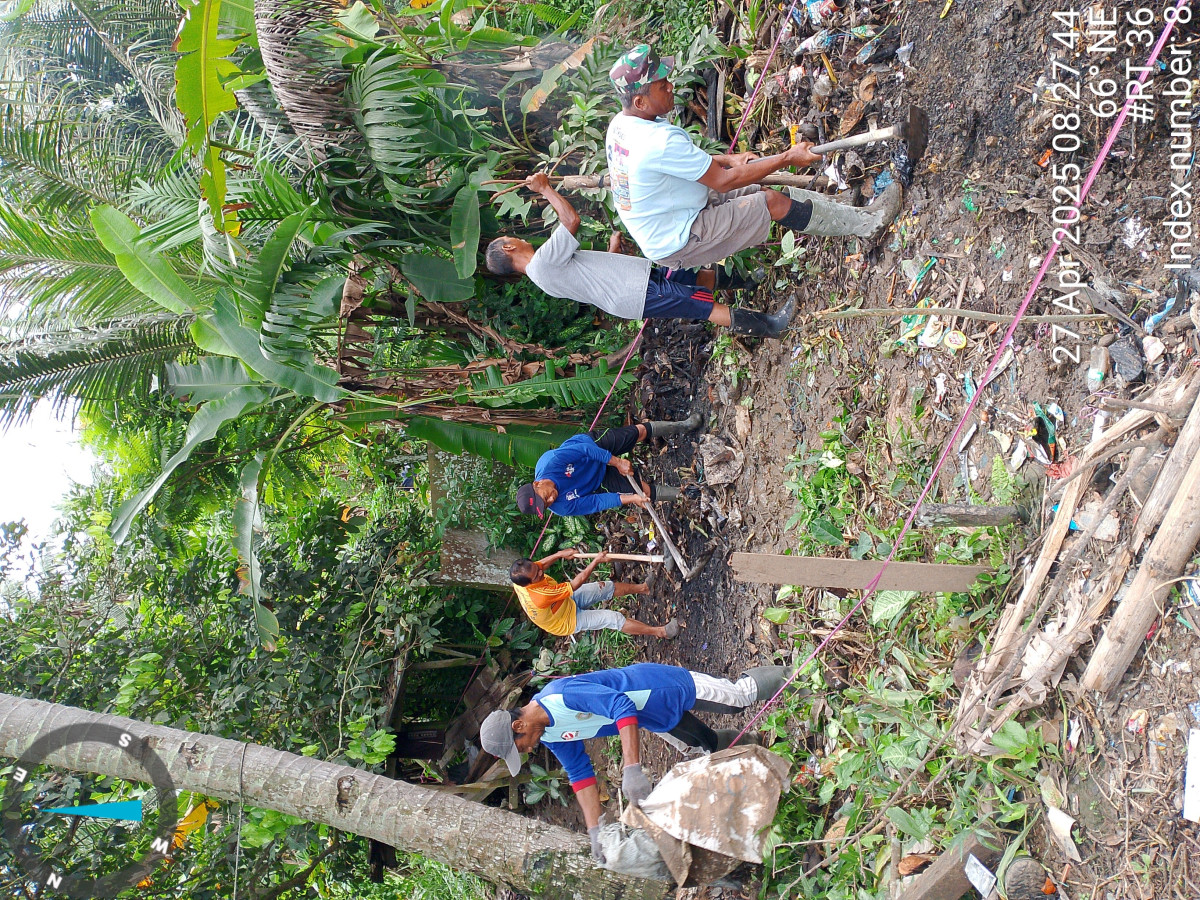 Gotong royong lingkungan RT 36