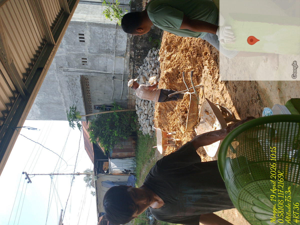 Mengangkut material tanah dan pasir