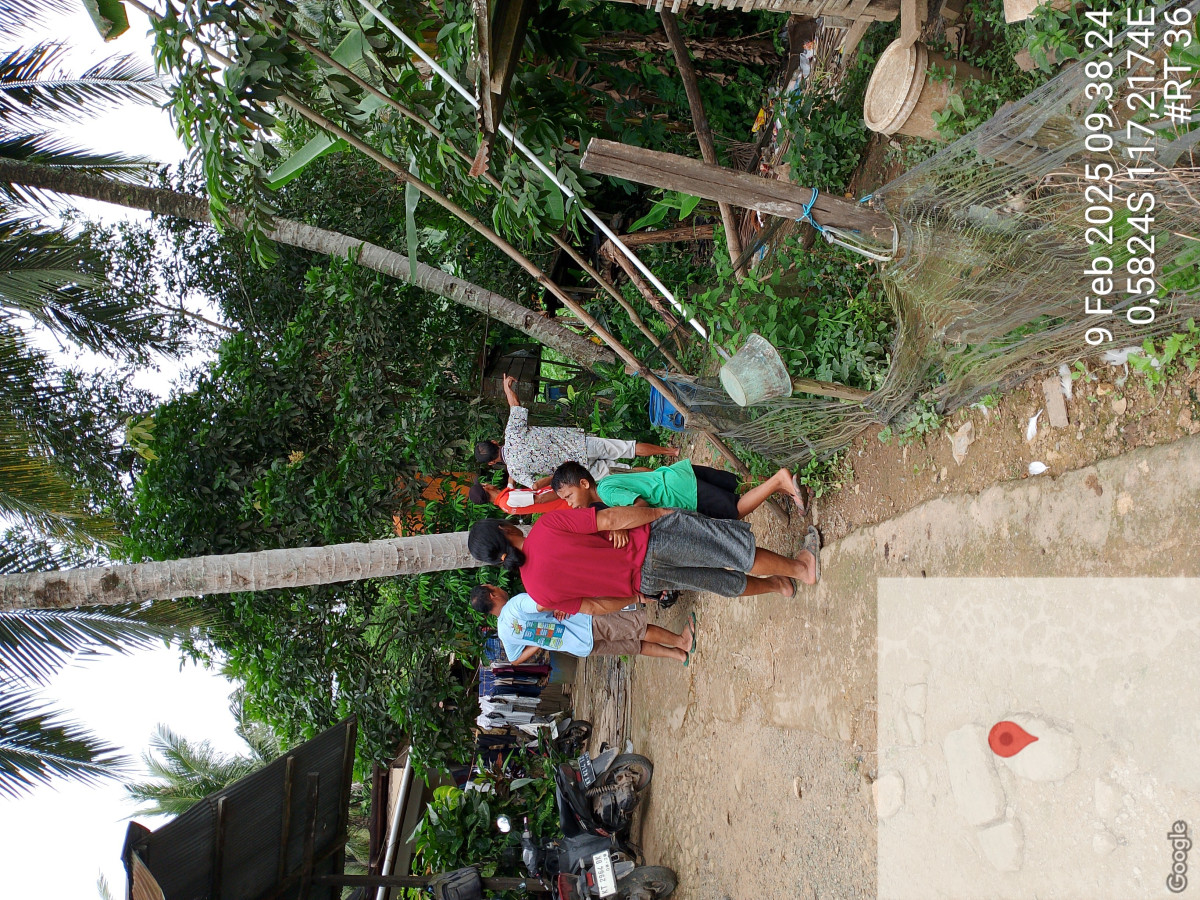 Gotong royong membersihkan lingkungan