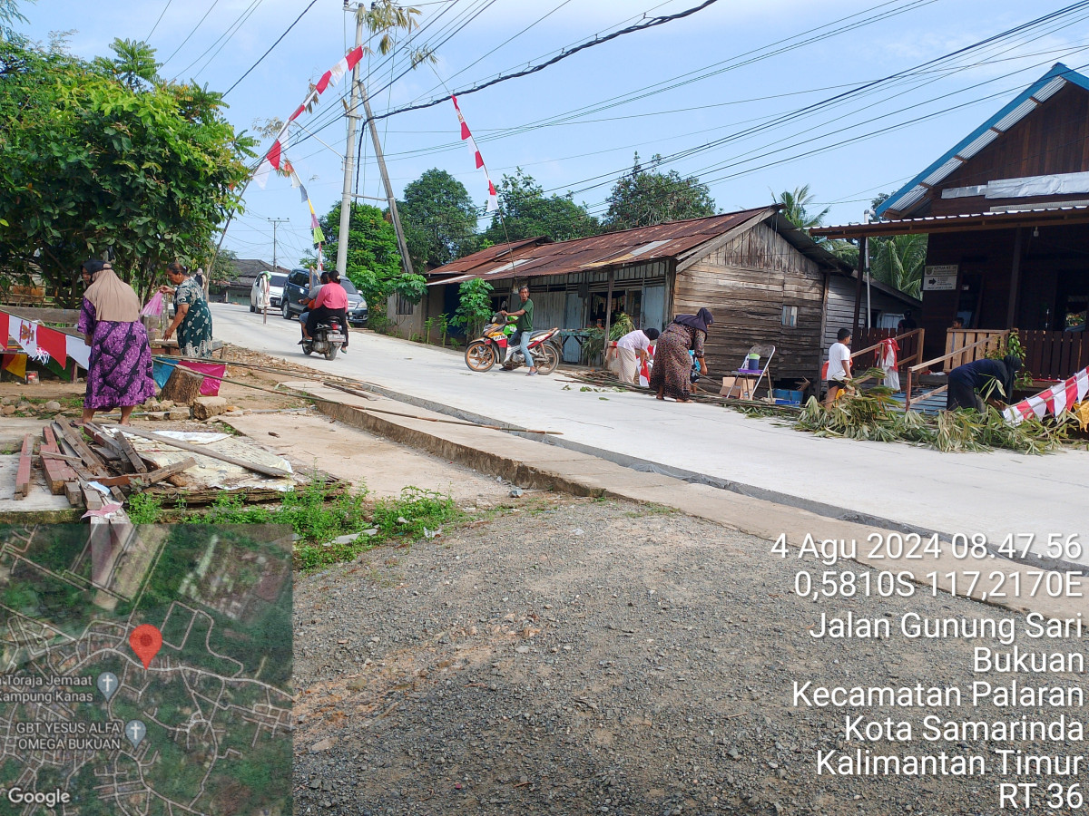 Pemasangan umbul2 di lingkungan RT 36