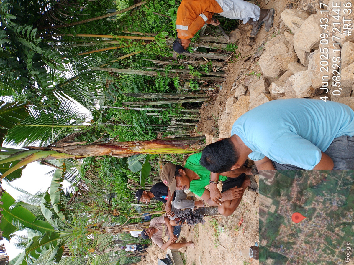Gotong royong di tempat pemakaman umum Ar Rahmah