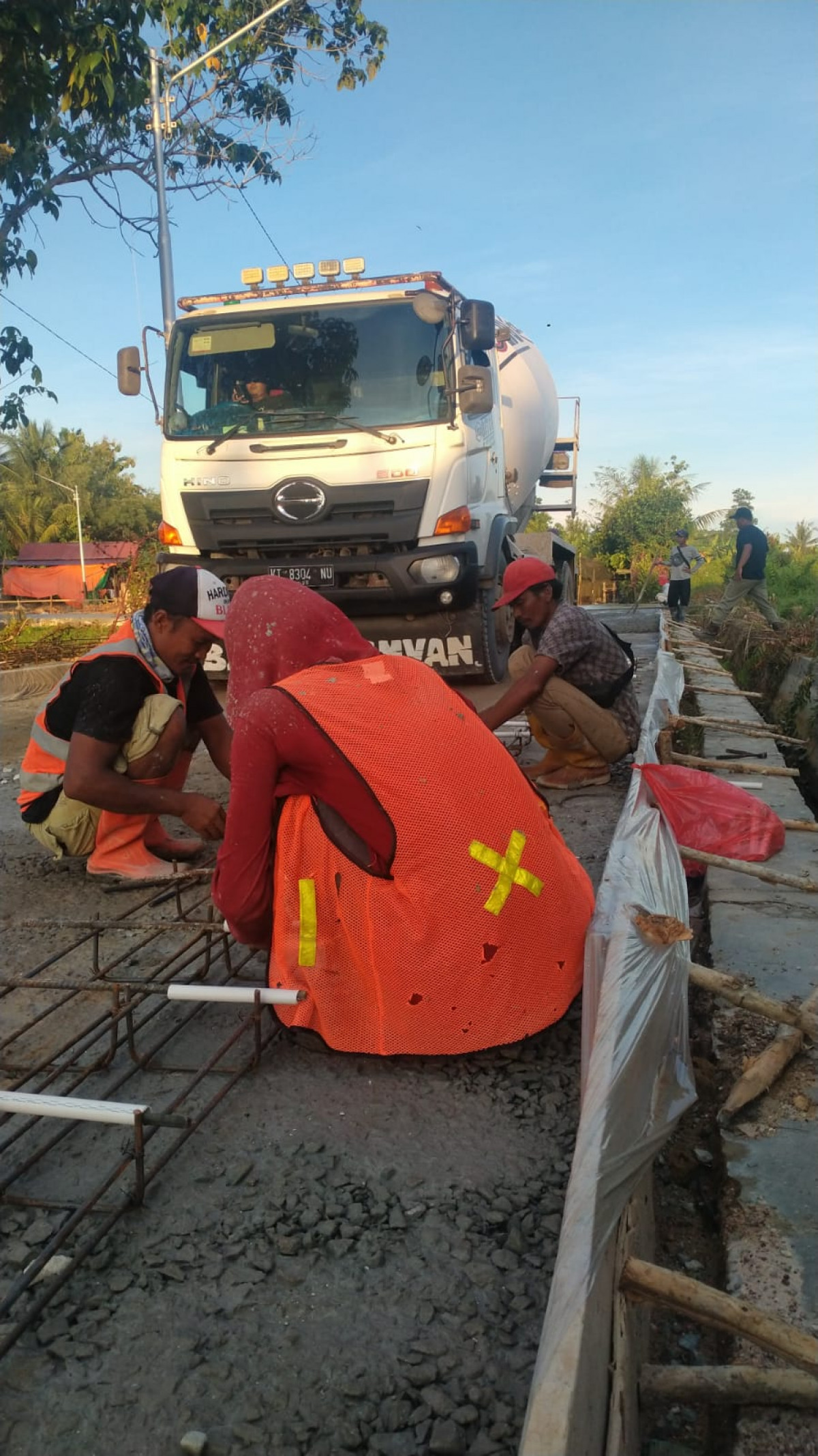 membersihkan parit