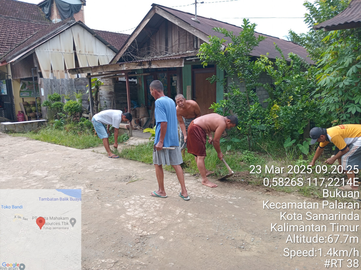 Potong rumput pinggir jalan