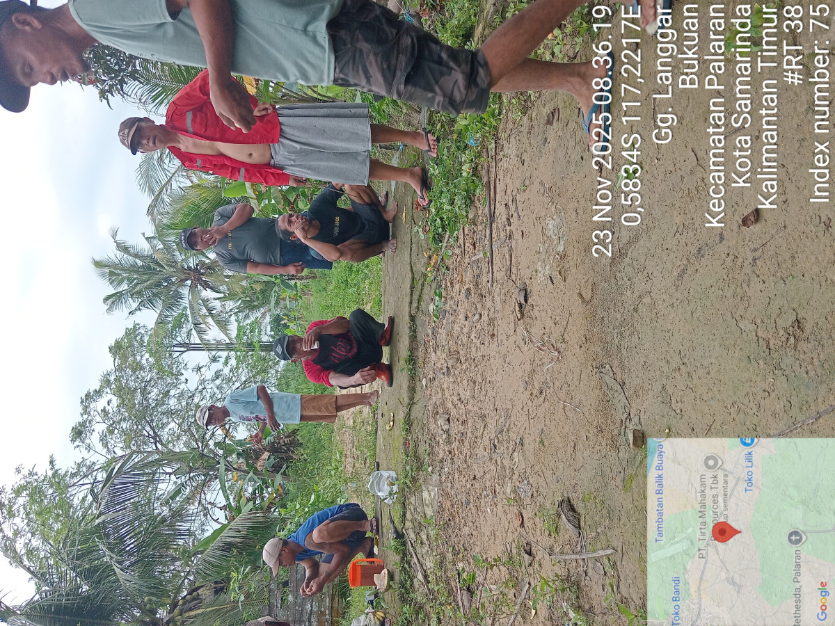 Membersihkan sampah diparit