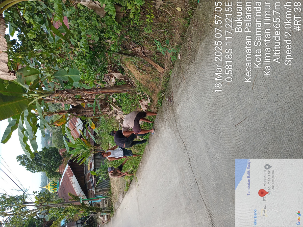 Potong rumput pinggir jalan