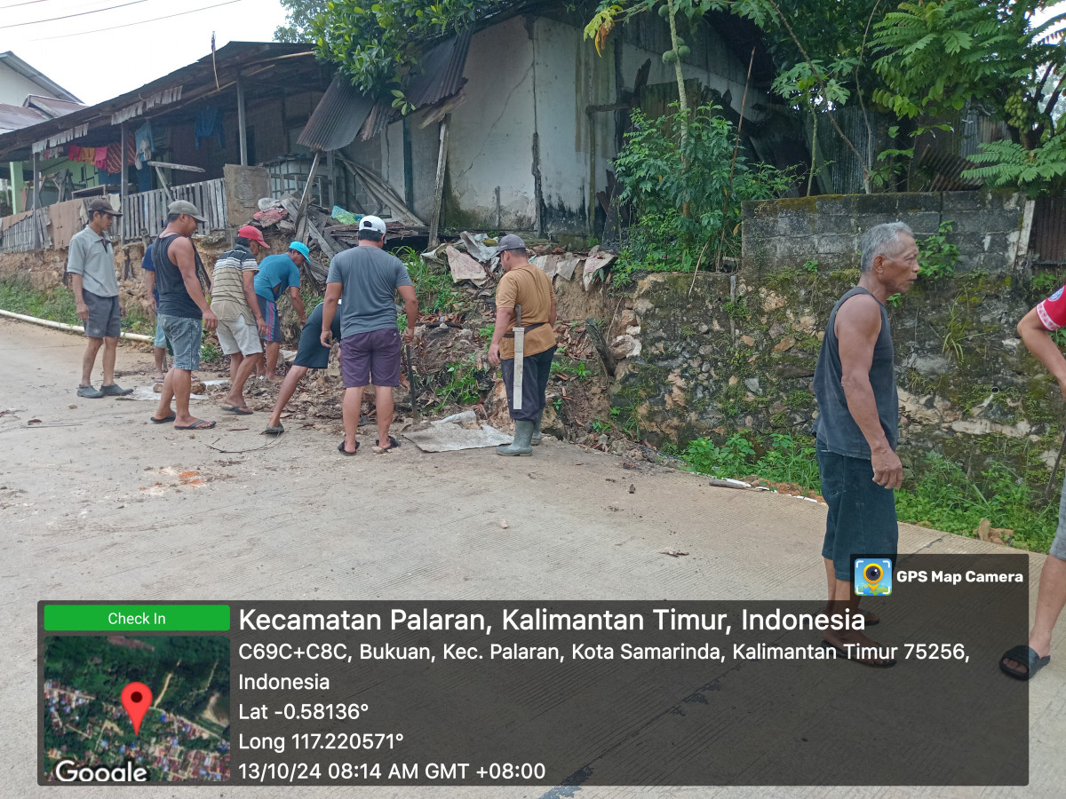 Membersihkan tanah diatas cor coran jalan