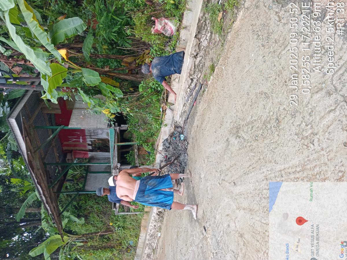 Membersihkan parit/gorong gorong