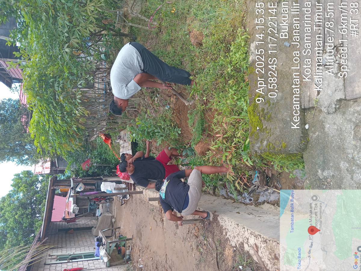Bersihkan sampah diparit