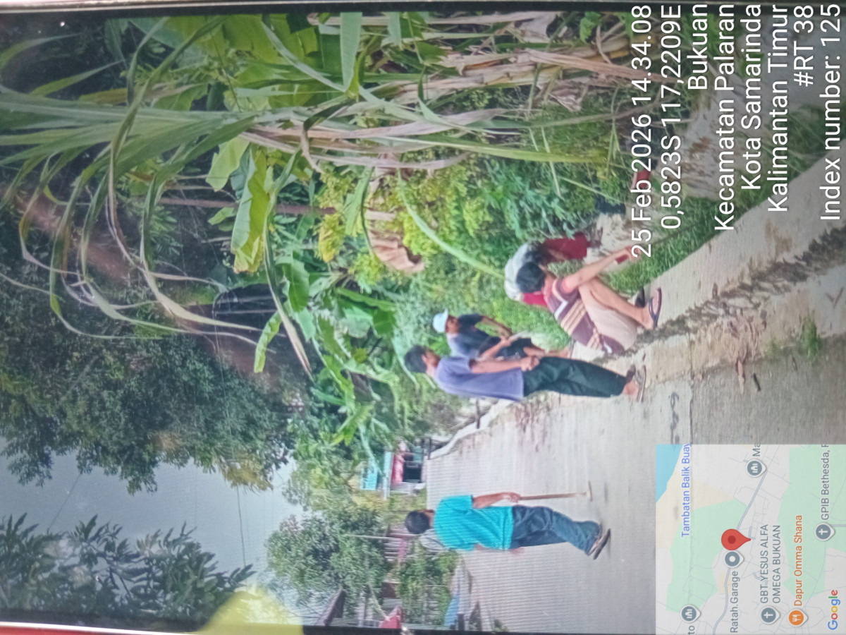 Membersihkan sampah/rumput dalam parit