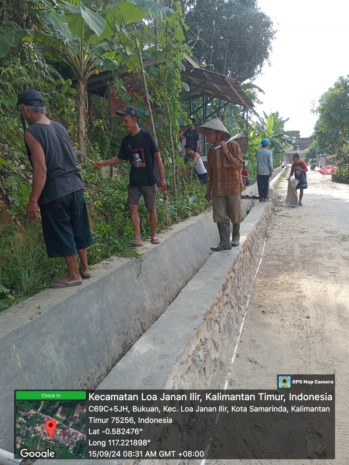 Membersih area diarea pos kamling