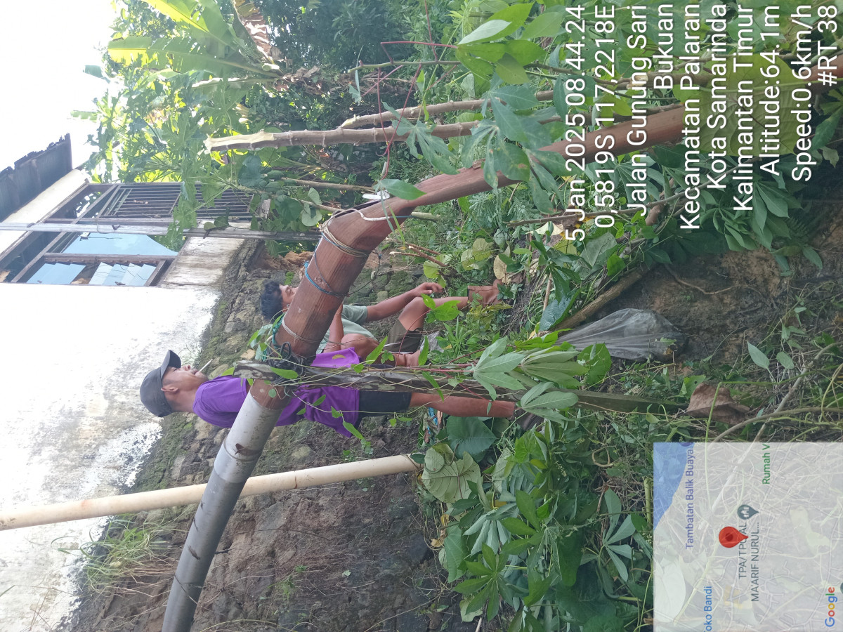 Potong rumput dilingkungan warga