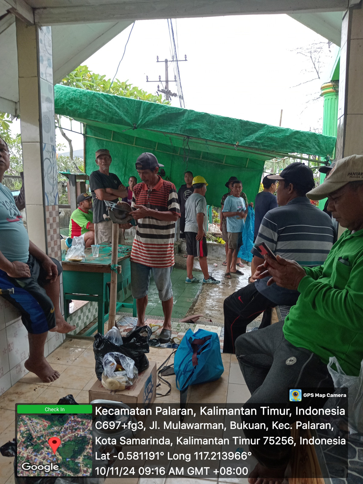 Perbaiki tempat tandon air dimakam