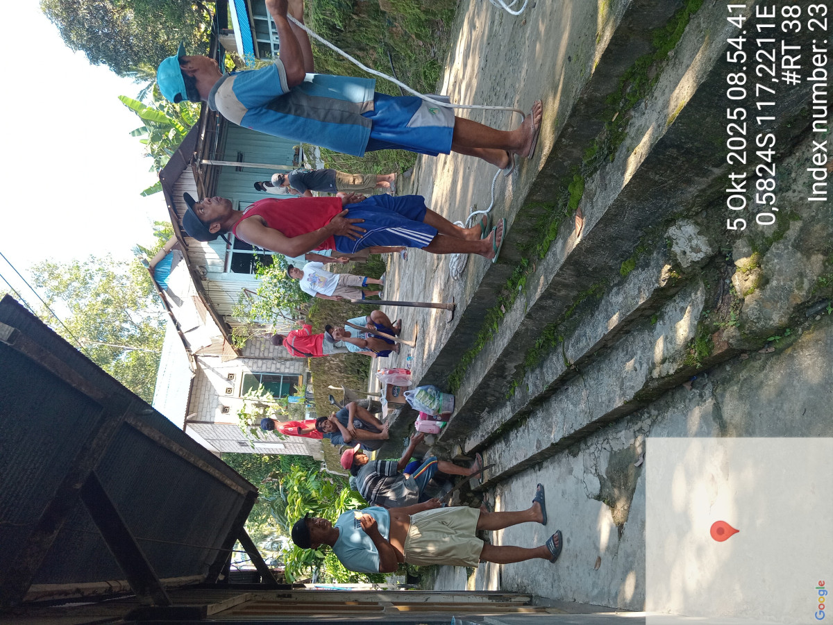 Tebang pohon kayu pinggir jalan