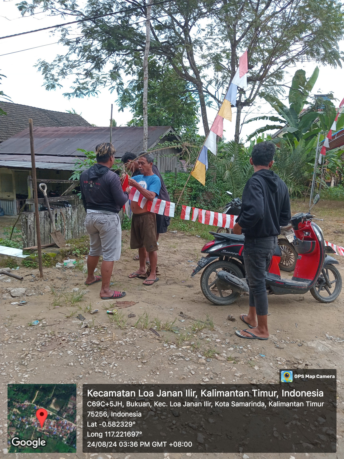Pasang umbul umbul
