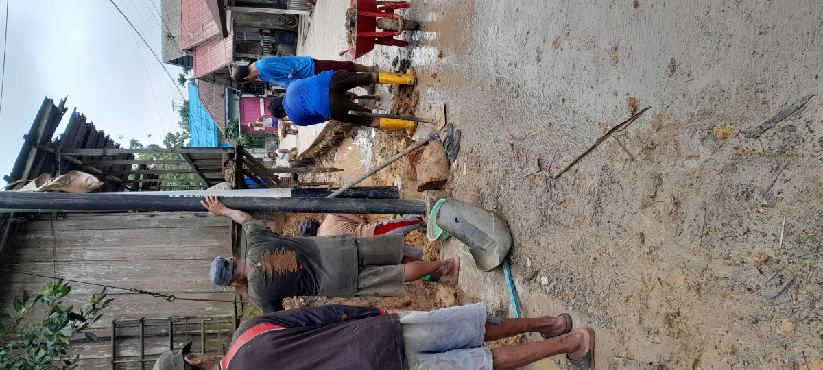 Penggalian parit melanjutkan minggu kemarin