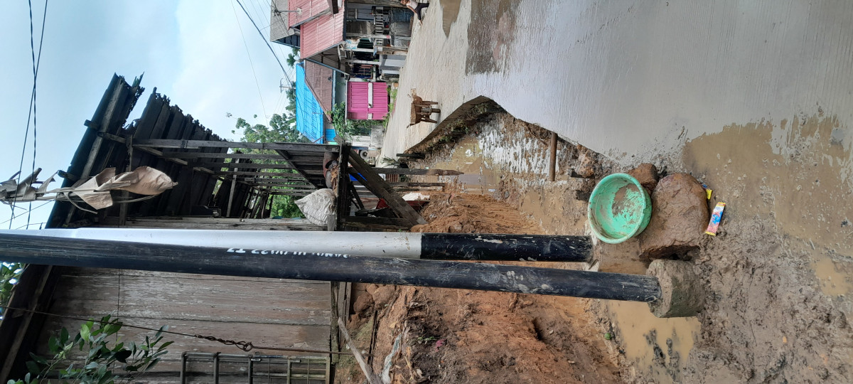 Gotong royong pembuatan parit.