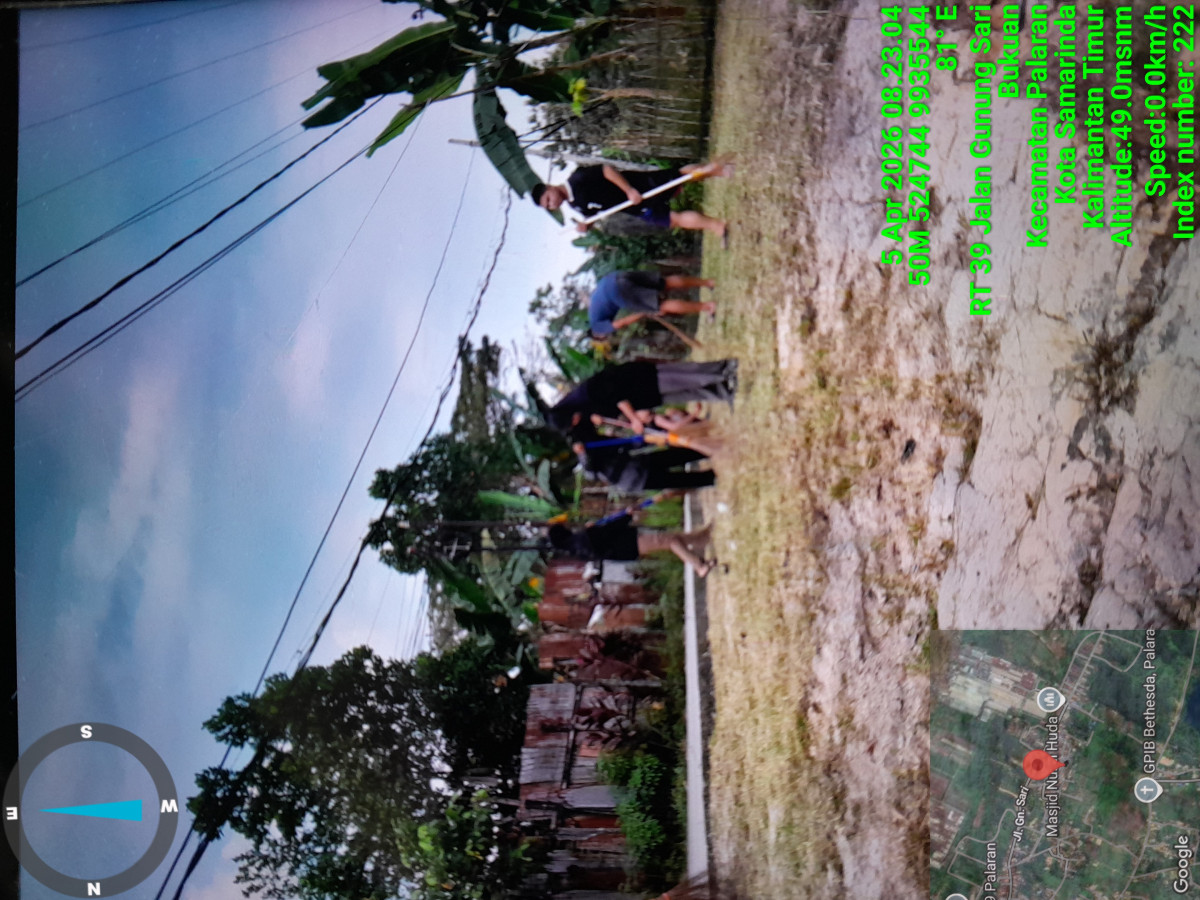 Pembersihan rumput di tepi jalan