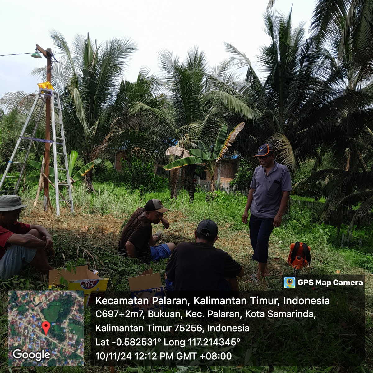 Pembersihan rumput di makam sama pemasangan tiang lampu