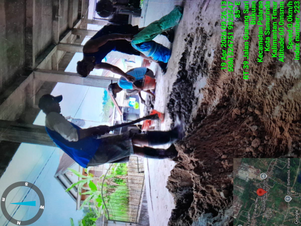 Gotong royong pemasangan kramik di masjid