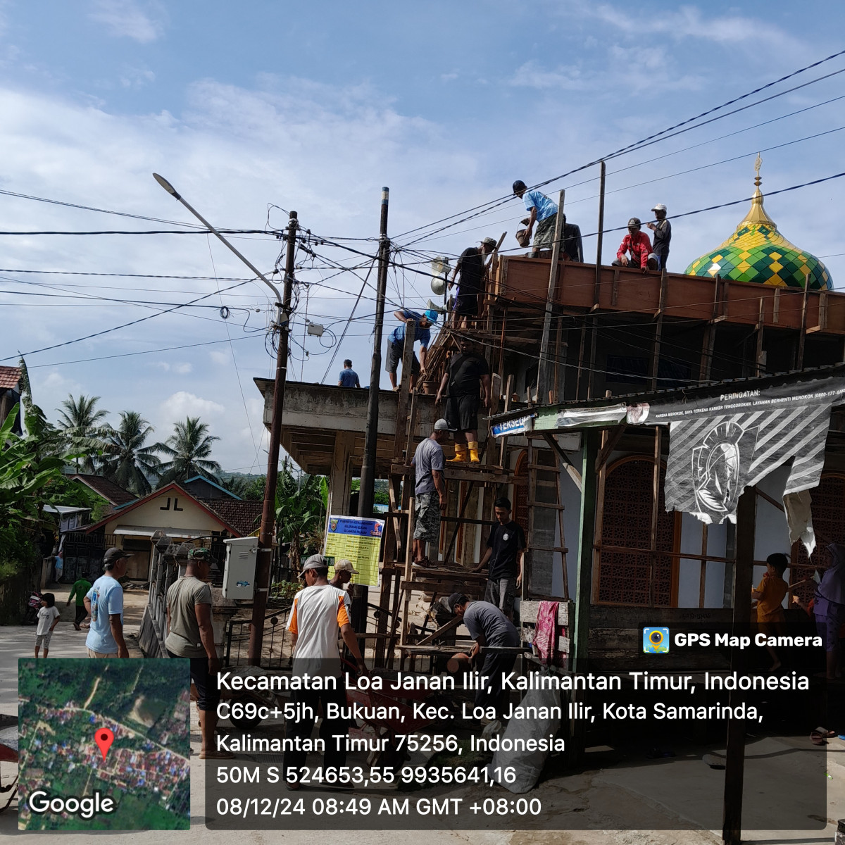 Gotong royong pengecoran kenopi di masjid