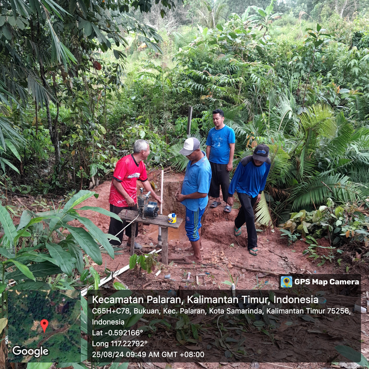 Gotong royong perakitan pompa air warga