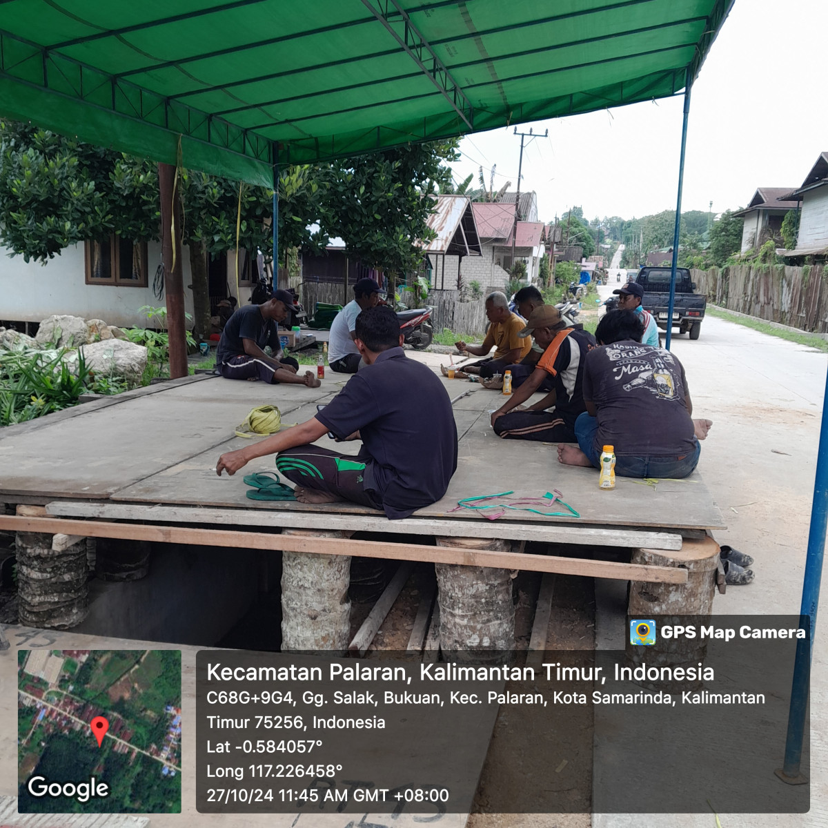 Pemasangan tenda untuk acara warga