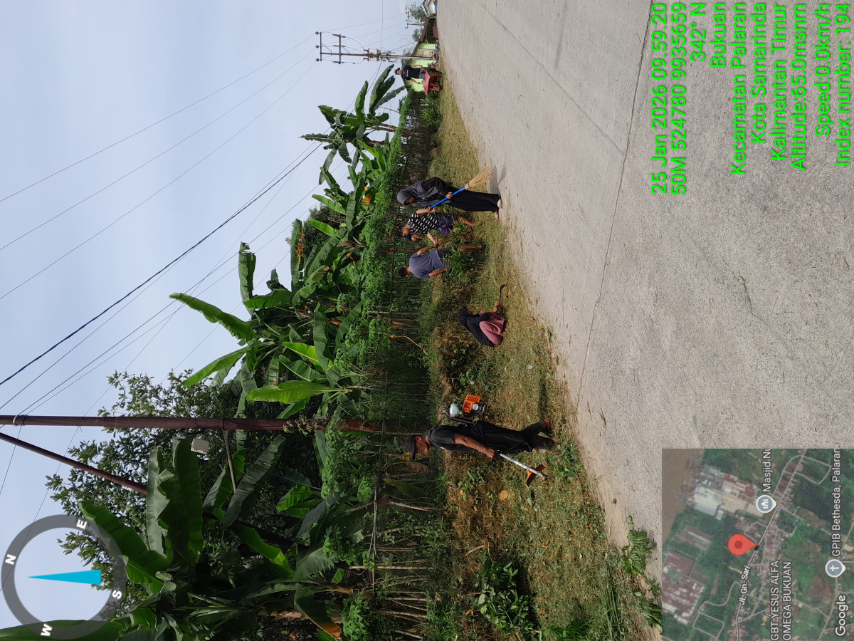 Pembersihan rumput di jln gunung sari.