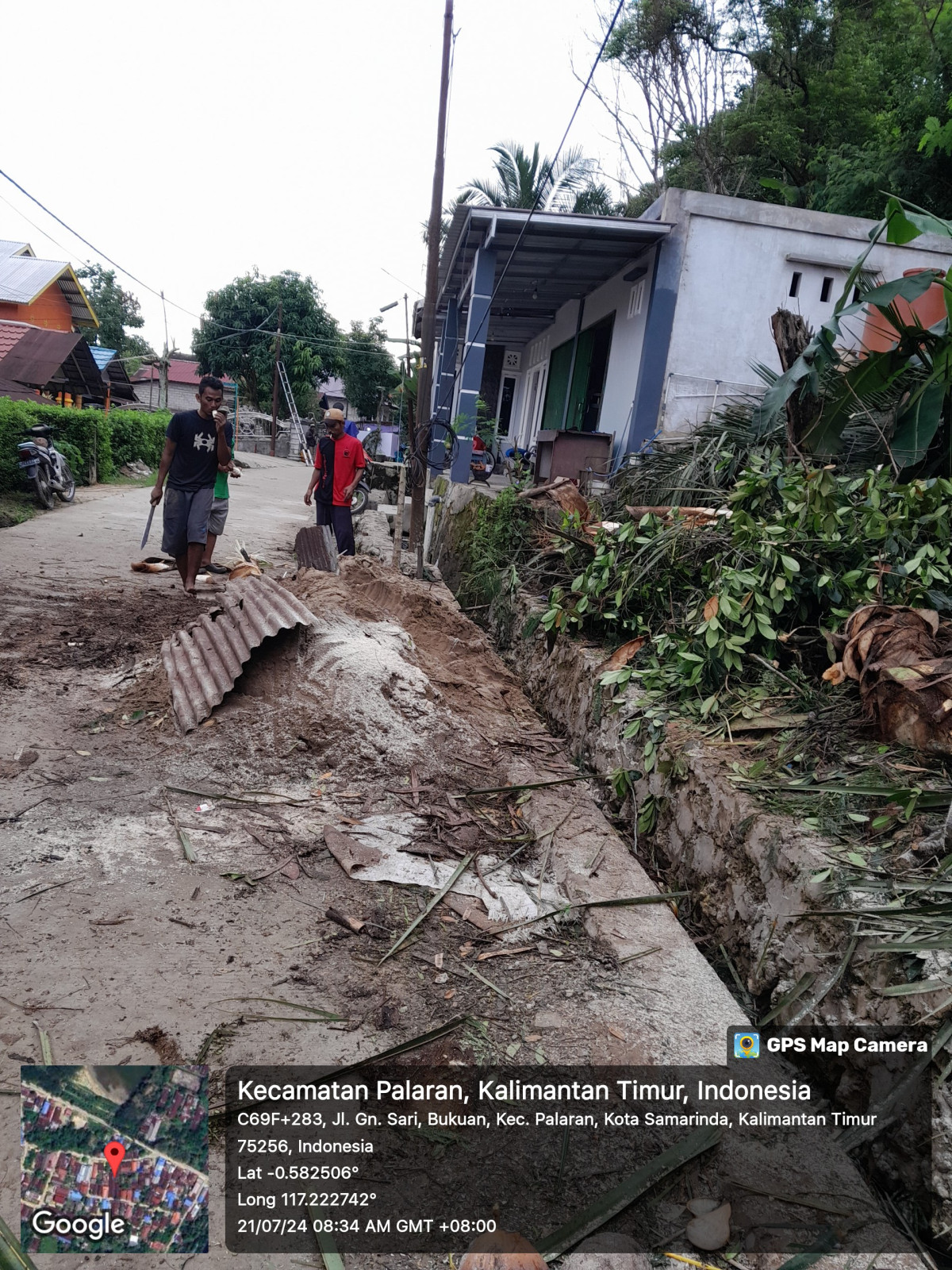 Gotong royong Pemotongan pohon yg resah kena hujan angin dan kelapa yg membahayakan.