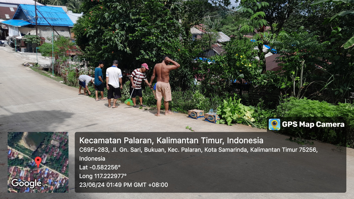Gotong royong pembersihan rumput di jalan poros gunung sari
