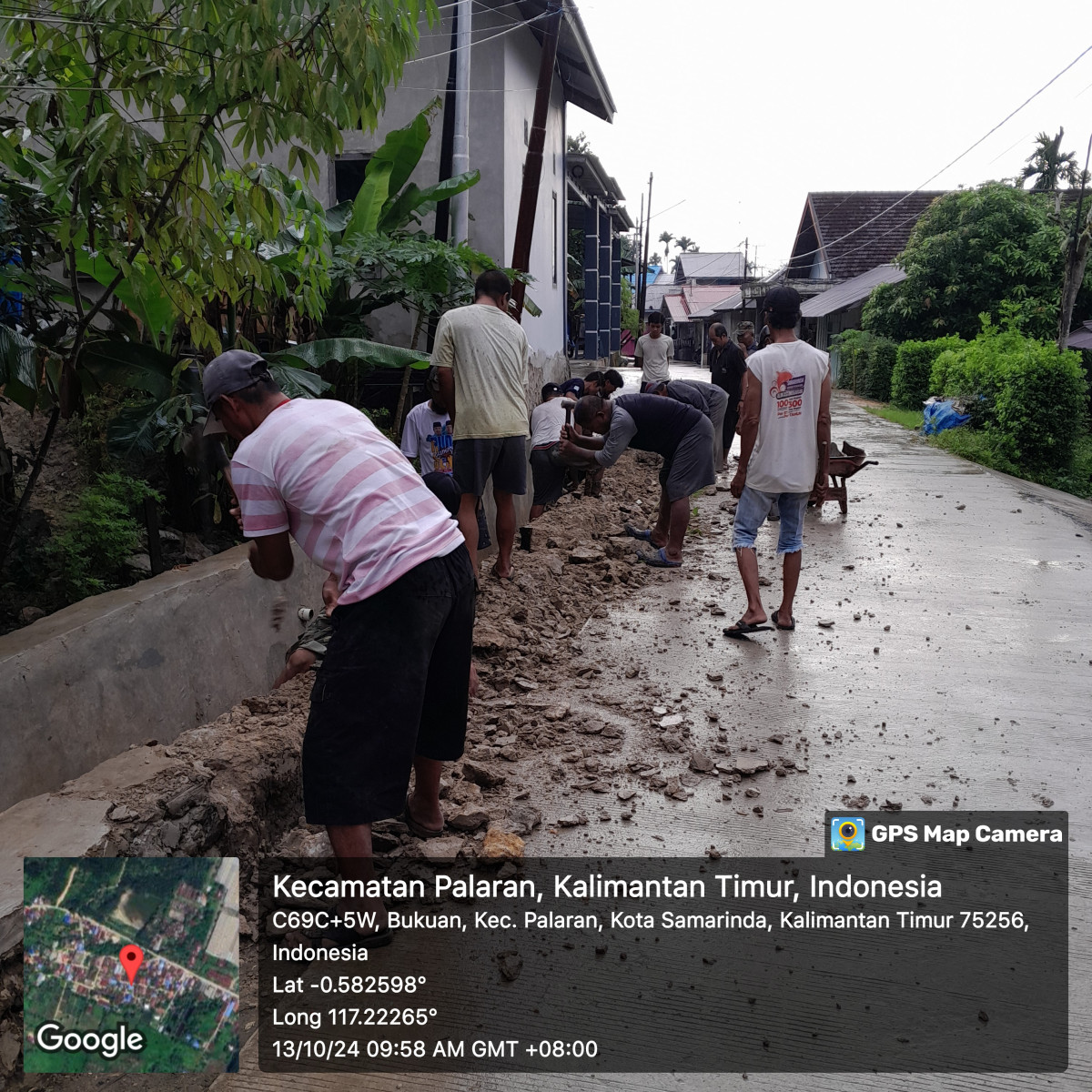 Gotong royong bongkar pondasi grenase dan pembersihan parit.