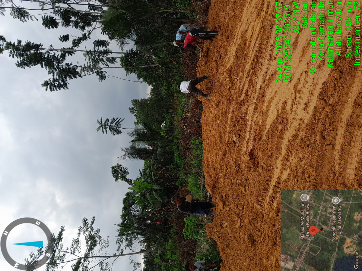 Gotong royong ratakan tanah nimbun utk yayasan
