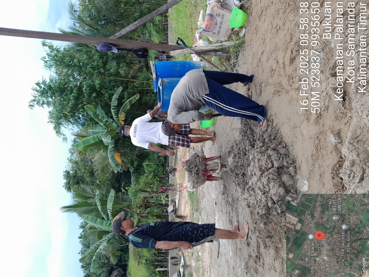 Gotong royong bersama di makam muslimin