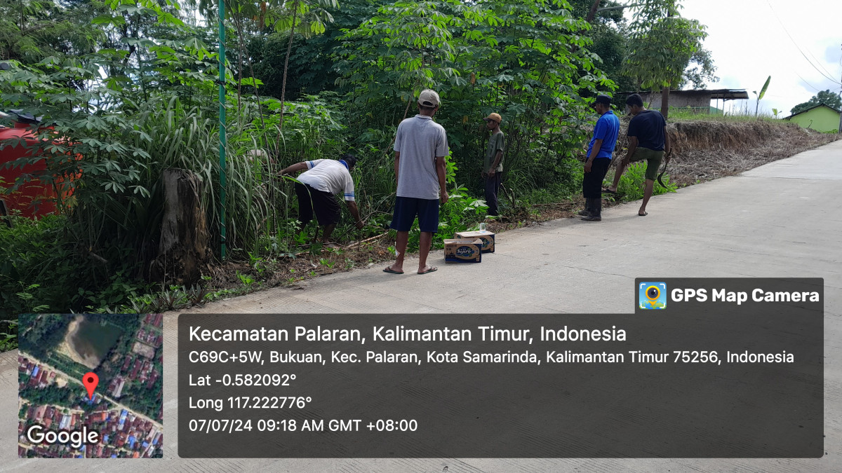 Gotong royong pembersihan parit .