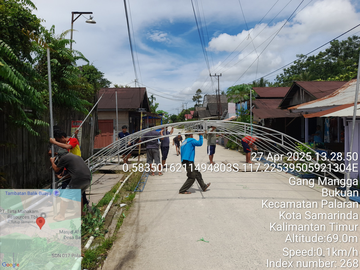 Gotong royong mendirikan tenda warga hajatan