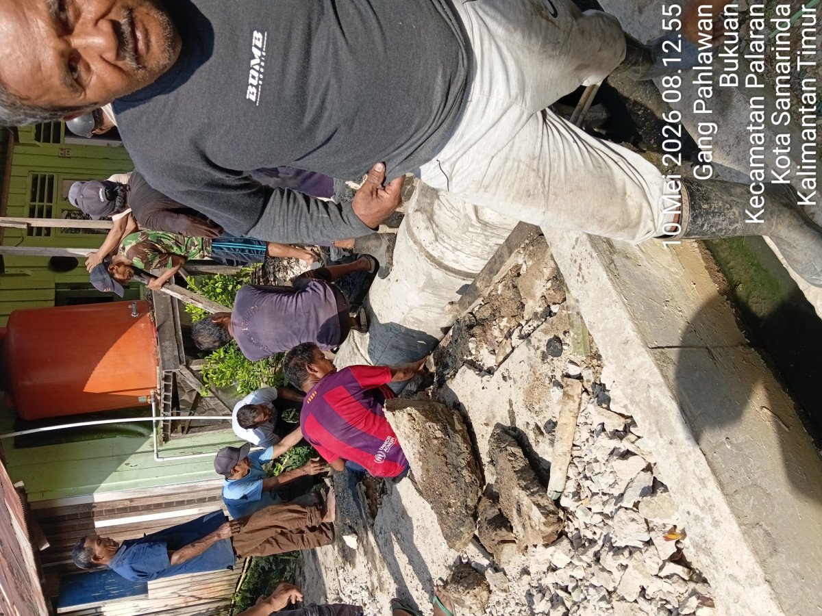 Gotong royong pasang gorong gorong parit