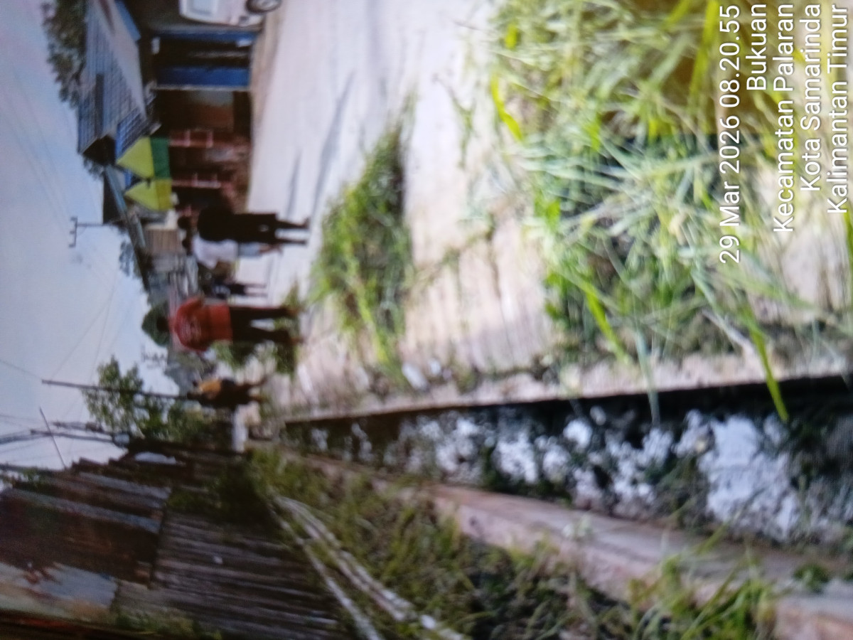 Gotong royong membersihkan piggiran jln gunug sari