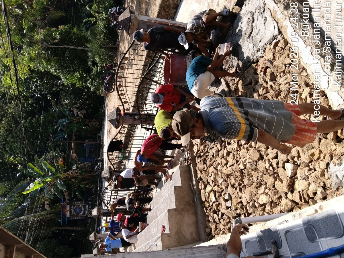 Gotong royong membuat anak tangga teras masjid alhijrotul muntaha