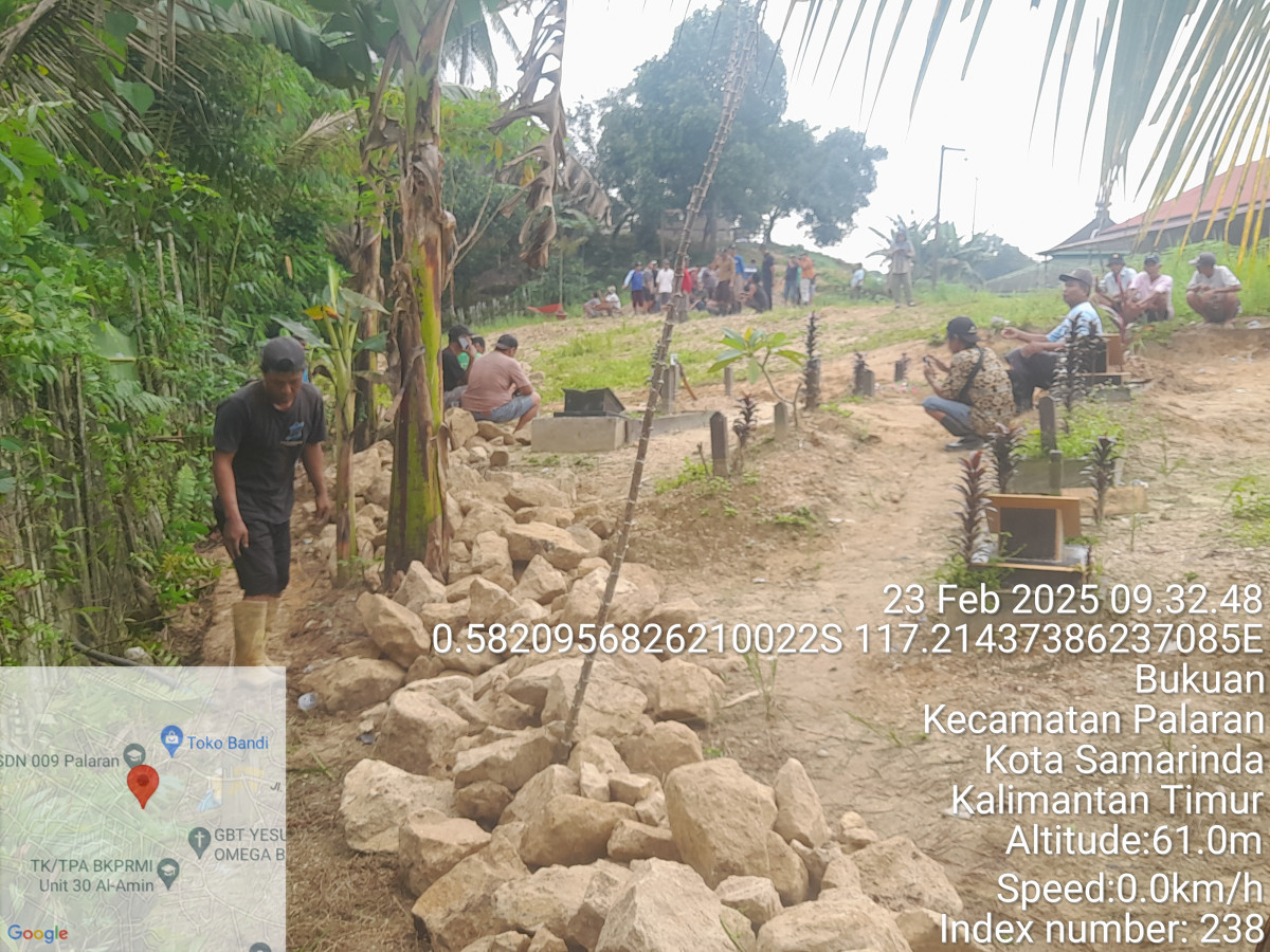 Gotong royong di makam a rahman kampung kanas