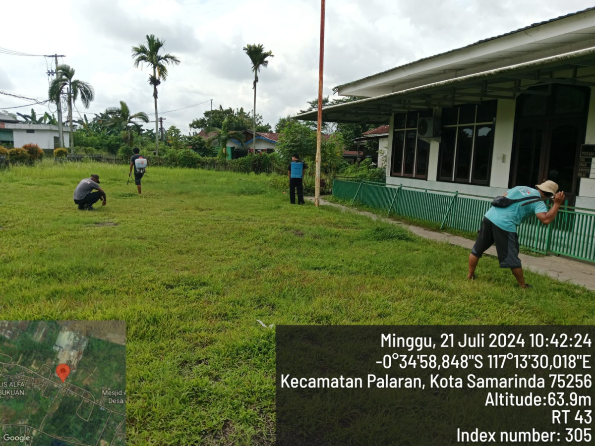 Gotong royong membersihkan lingkungan masjid nurul huda
