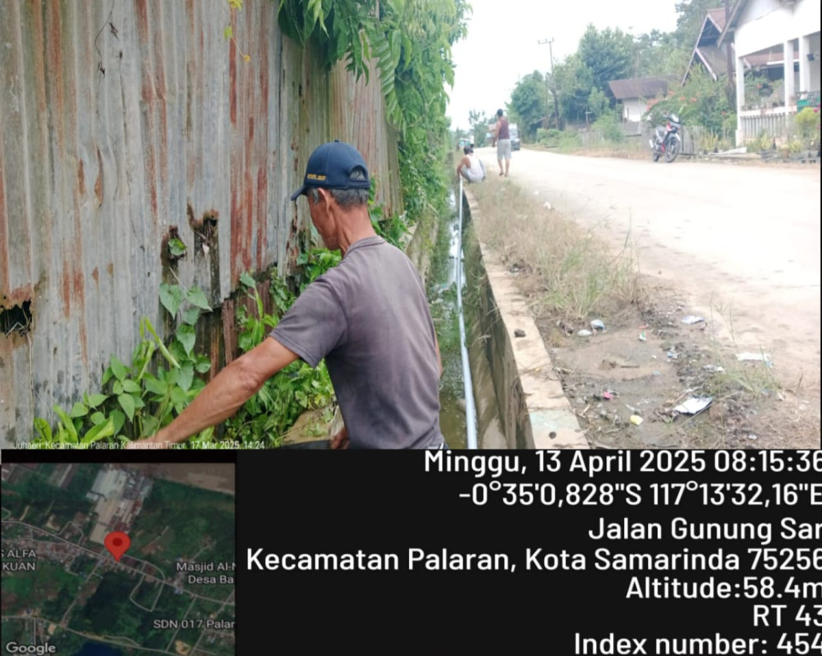 Gotong royong memperbaiki saluran air masyarakat