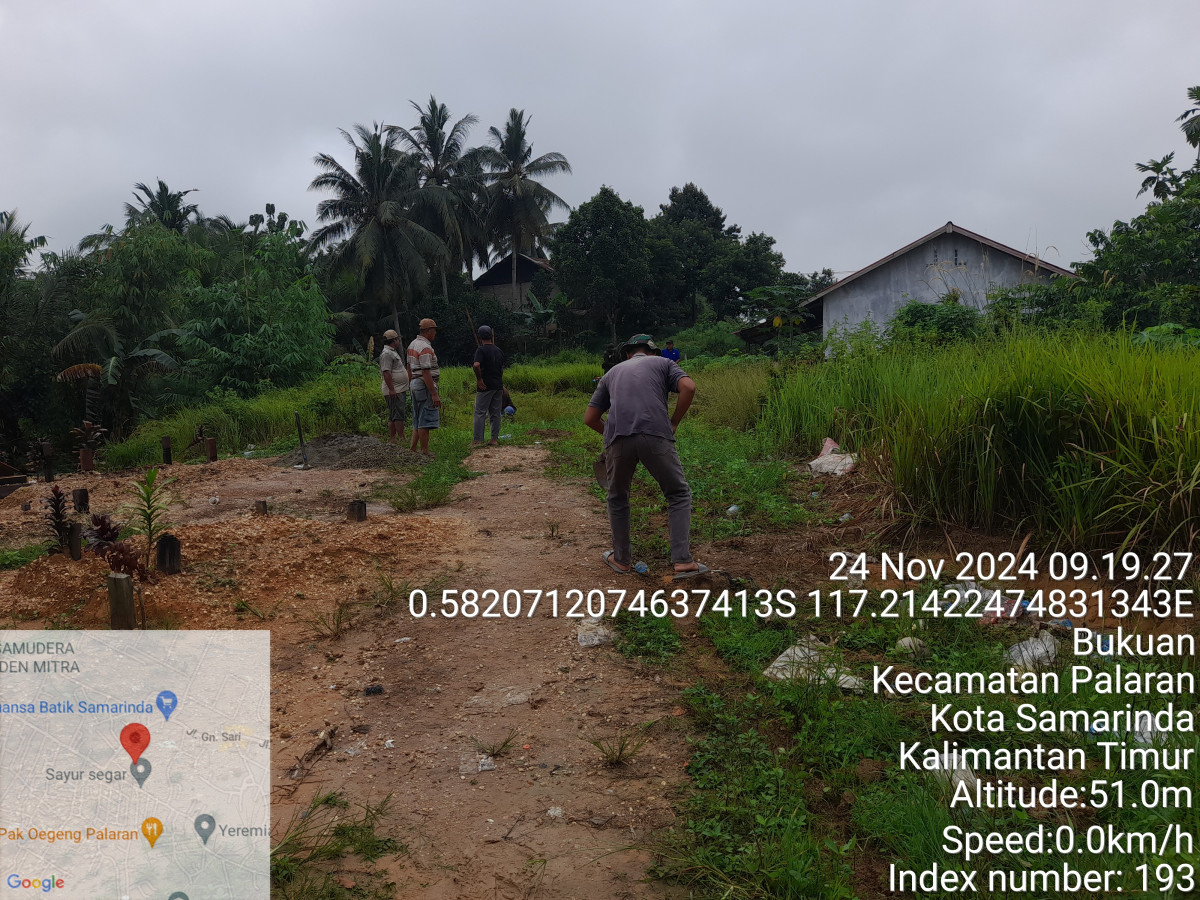 Gotong royong pasang tandon air dan membersihkan makam di kuburan muslimin