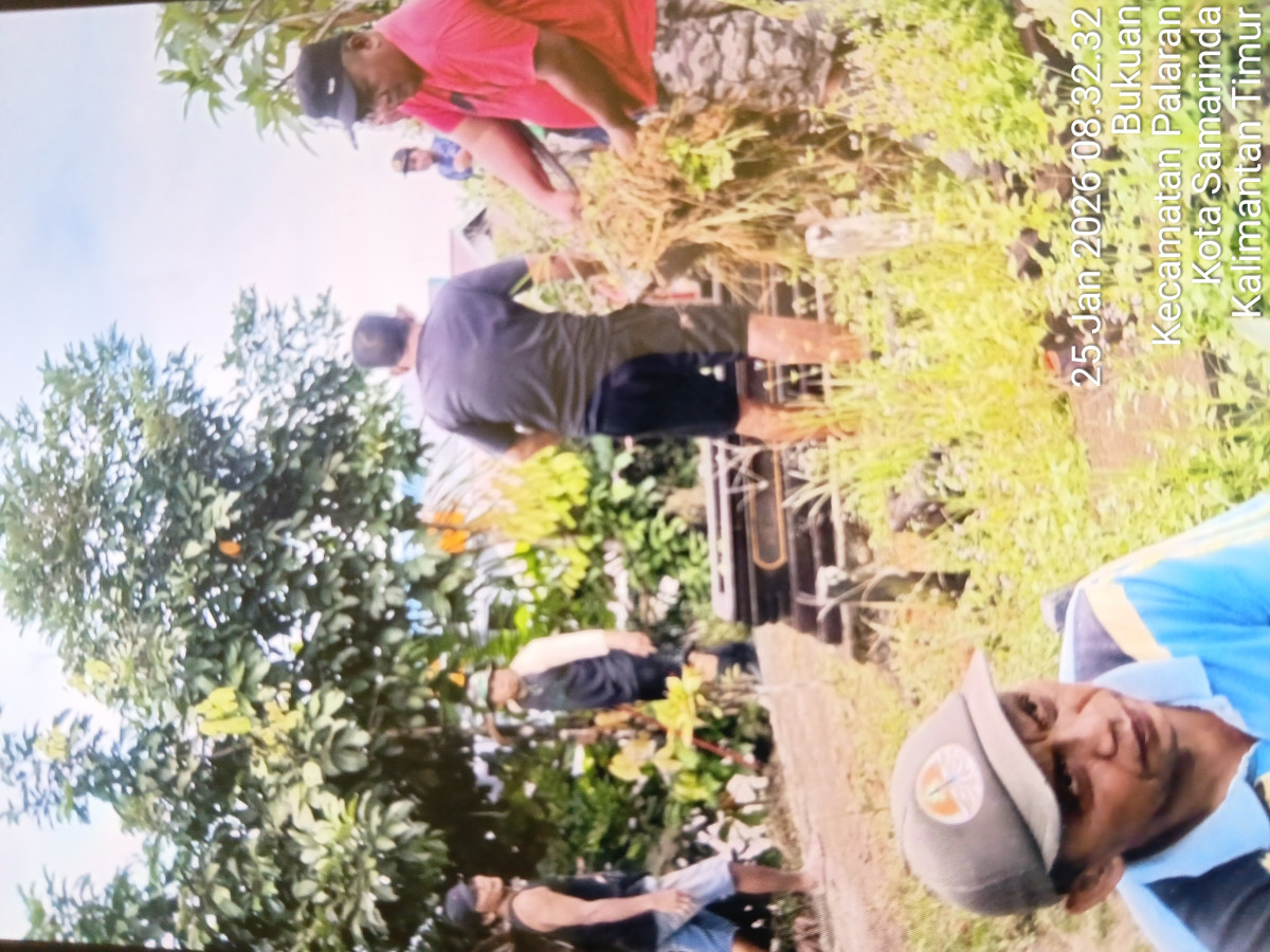 Gotong royong membersihkan di makam