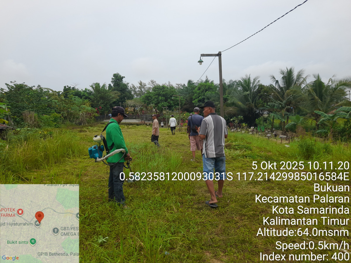 Gotong royong membersihkan rumput di lokasi makam arrahman